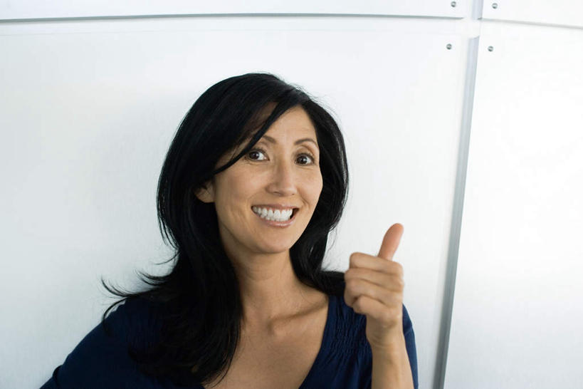 西方人,一个人,站,笑,微笑,露齿笑,横图,室内,白天,正面,骄傲,胜利,欧洲,欧洲人,仅一个年轻女性,仅一个女性,仅一个人,墙,注视,墙壁,墙面,观察,看,手势,站着,自信,观看,察看,关注,年轻女性,女人,女性,白种人,站立,半身,彩图