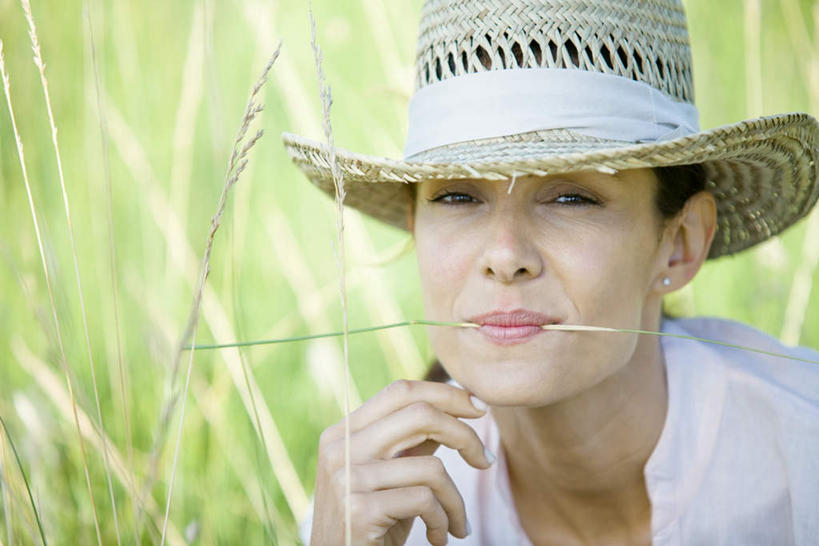 西方人,脸,头,脸颊,一个人,坐,横图,室外,特写,白天,正面,度假,草地,草坪,植物,帽子,欧洲,欧洲人,仅一个女性,仅一个人,服装,朦胧,模糊,休闲装,娱乐,肩膀,草,衣服,绿色,仅一个中年女性,享受,休闲,休闲服,牛仔帽,放松,含,服饰,含着,女人,女性,中年女性,白种人,头部,脸部,脸蛋,面部,坐着,半身,彩图