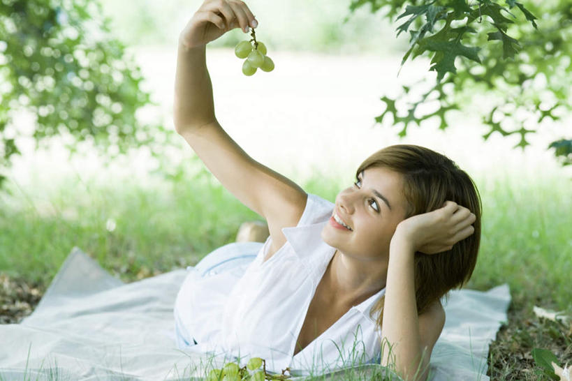 西方人,一个人,横图,室外,白天,正面,度假,草地,草坪,植物,水果,欧洲,欧洲人,仅一个年轻女性,仅一个女性,仅一个人,一串,撑,服装,朦胧,模糊,新鲜,生食,食品,果实,托腮,休闲装,娱乐,草,树,树木,食物,衣服,绿色,自然,趴着,托,享受,休闲,休闲服,放松,服饰,有机食品,绿色食品,生长,成长,托下巴,青葡萄,年轻女性,女人,女性,白种人,趴,半身,彩图