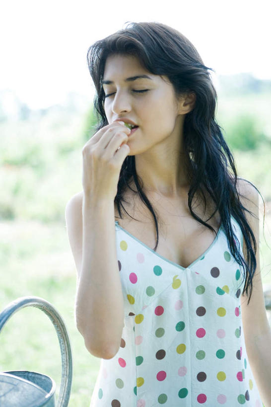 西方人,一个人,站,闭眼,吃,竖图,室外,白天,正面,度假,植物,葡萄,水果,欧洲,欧洲人,仅一个年轻女性,仅一个女性,仅一个人,阴影,服装,朦胧,模糊,新鲜,光线,影子,生食,食品,果实,拿,拿着,休闲装,娱乐,树,树木,食物,一个,衣服,绿色,阳光,自然,站着,享受,休闲,休闲服,放松,服饰,有机食品,绿色食品,生长,单个,成长,青葡萄,年轻女性,女人,女性,白种人,山葫芦,蒲桃,草龙珠,闭眼睛,闭着眼,闭着眼睛,嚼,食,站立,半身,彩图