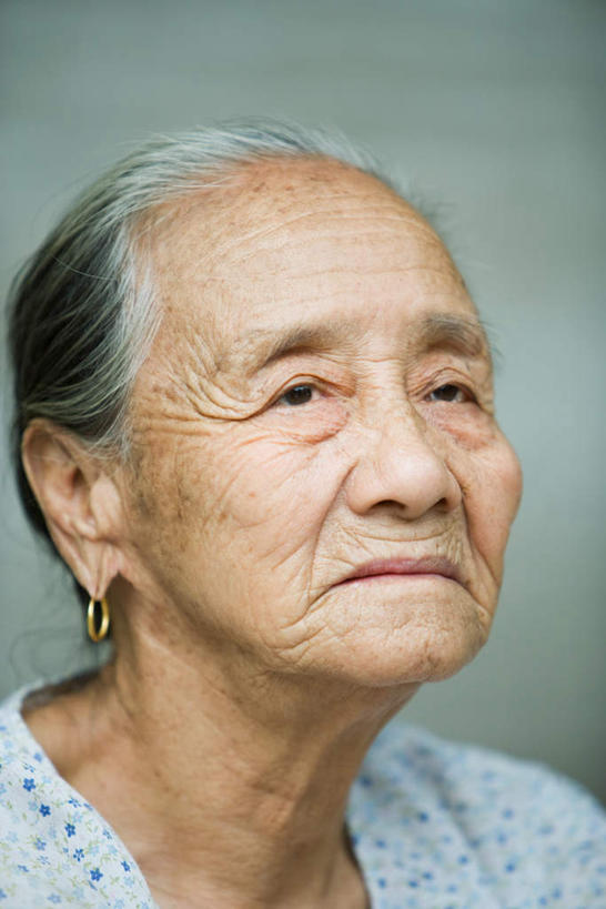 东方人,脸,头,脸颊,皱纹,一个人,坐,笑,微笑,竖图,室外,特写,白天,正面,亚洲,仅一个女性,仅一个人,朦胧,模糊,注视,黄种人,耳环,饰品,观察,看,仅一个老年女性,观看,察看,关注,老年女性,女人,女性,亚洲人,头部,脸部,脸蛋,面部,坐着,半身,彩图