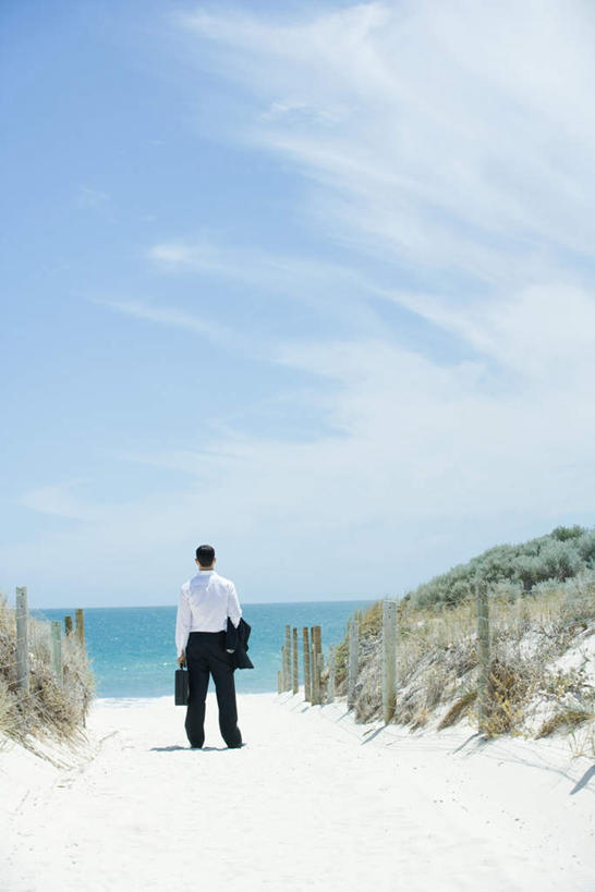 西方人,一个人,商务人士,商务男性,站,竖图,室外,白天,衬衫,海浪,海洋,沙滩,欧洲,欧洲人,仅一个男性,仅一个人,远视,远眺,套装,沙子,海岸,浪花,水平线,云,云朵,海平线,沙地,云彩,仅一个年轻男性,背面,蓝色,白云,蓝天,天空,海水,天,站着,商务装,海景,工薪阶层,男人,男性,年轻男性,白种人,白领,上班族,大海,风浪,海,海水的波动,海滩,近岸浪,涌浪,站立,彩图,全身,衬衣