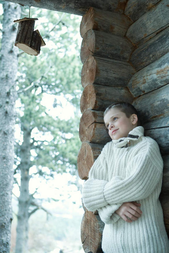 西方人,儿童,一个人,家,木屋,站,双手交叉,竖图,室外,白天,正面,纯洁,树林,植物,欧洲,欧洲人,仅一个男性,仅一个人,服装,注视,住宅,树,树木,小孩,衣服,绿色,自然,观察,看,站着,仅一个小孩,可爱,童年,童趣,服饰,生长,成长,观看,察看,双手抱胸,衣着,穿着,关注,童真,烂漫,无邪,衣饰,棉服,天真,男孩,男人,男性,白种人,孩子,站立,半身,彩图,茅舍,茅屋,棚屋,小木屋,小屋,男生,冬衣,寒衣