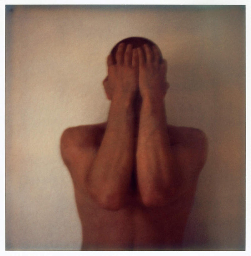 西方人,脸,头,脸颊,手,一个人,站,竖图,室内,特写,白天,正面,欧洲,欧洲人,仅一个男性,仅一个人,黑色背景,仅一个年轻男性,站着,手部,遮,摄影,影棚,遮挡,痛苦,遮盖,遮蔽,男人,男性,年轻男性,白种人,头部,脸部,脸蛋,面部,站立,半身,彩图,影棚拍摄,拍摄