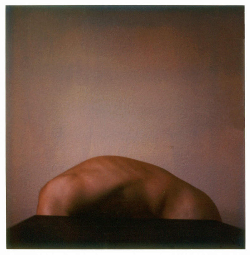 西方人,背部,背,一个人,站,竖图,室内,特写,白天,侧面,桌面,桌子,欧洲,欧洲人,仅一个男性,仅一个人,弯腰,黑色背景,裸露,仅一个年轻男性,站着,摄影,影棚,赤裸,裸,男人,男性,年轻男性,白种人,站立,半身,彩图,影棚拍摄,拍摄