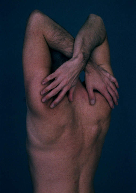 西方人,手,一个人,站,摸,交叉,竖图,室内,特写,白天,欧洲,欧洲人,仅一个男性,仅一个人,抚摸,黑色背景,裸露,肩膀,仅一个年轻男性,背面,站着,手部,摄影,影棚,赤裸,姿态,裸,男人,男性,年轻男性,白种人,手臂,触摸,接触,站立,半身,彩图,影棚拍摄,拍摄