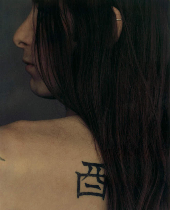 西方人,背部,一个人,站,竖图,室内,特写,白天,时尚,指示牌,欧洲,欧洲人,仅一个男性,仅一个人,黑色背景,标志,文字,文化,标识,裸露,纹身,仅一个年轻男性,站着,个性,摄影,信仰,影棚,刺青,裸,追求,想象,文身,勇气,崇拜,张扬,男人,男性,年轻男性,白种人,站立,半身,彩图,影棚拍摄,拍摄