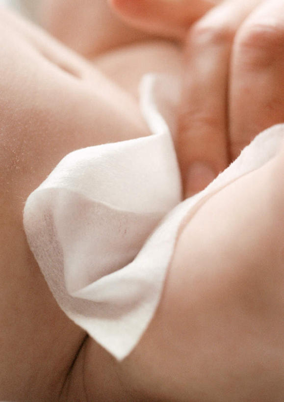 西方人,儿童,腹部,肚脐,两个人,家庭,母亲,儿子,站,躺,竖图,室内,白天,侧面,纯洁,欧洲,欧洲人,干净,裸露,小孩,清洁,站着,温暖,温馨,母子,一家人,可爱,母爱,童年,童趣,和睦,卫生,裸,童真,烂漫,无邪,湿巾,天真,男孩,年轻女性,女人,女性,白种人,孩子,年轻人,腹,肚子,躺着,站立,半身,彩图,融洽,男生