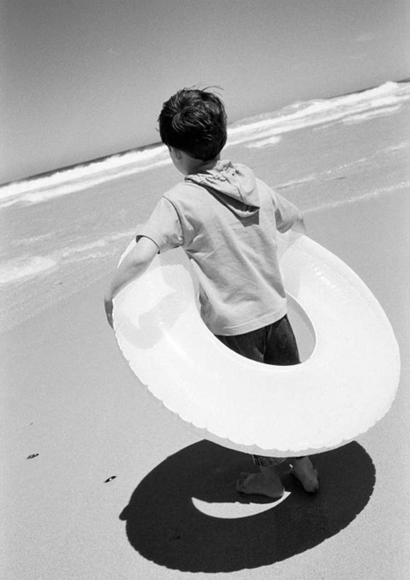 西方人,儿童,一个人,站,竖图,黑白,室外,白天,正面,旅游,度假,纯洁,海浪,海洋,美景,欧洲,欧洲人,仅一个男性,仅一个人,阴影,远视,远眺,光线,救生圈,影子,景观,浪花,拿,拿着,娱乐,小孩,阳光,自然,海水,游泳圈,站着,仅一个小孩,享受,休闲,景色,放松,可爱,童年,童趣,自然风光,海景,童真,烂漫,无邪,天真,男孩,男人,男性,白种人,孩子,大海,风浪,海,海水的波动,近岸浪,涌浪,站立,全身,男生