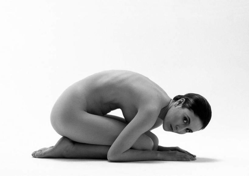 西方人,一个人,跪,横图,黑白,室内,白天,白色背景,侧面,欧洲,欧洲人,仅一个年轻女性,仅一个女性,仅一个人,注视,裸露,看,摄影,影棚,赤裸,关注,裸,年轻女性,女人,女性,白种人,跪着,全身,影棚拍摄,拍摄