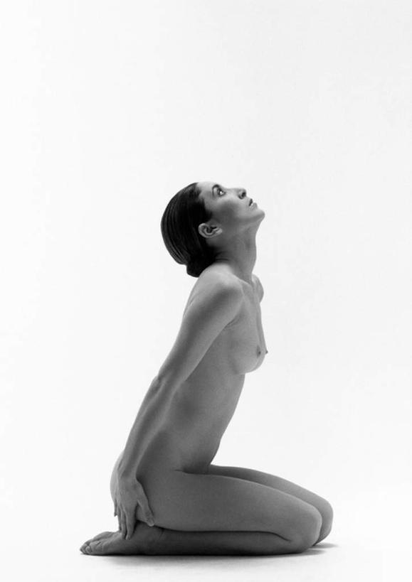 西方人,一个人,跪,竖图,黑白,室内,白天,白色背景,侧面,欧洲,欧洲人,仅一个年轻女性,仅一个女性,仅一个人,注视,裸露,看,摄影,影棚,赤裸,关注,裸,年轻女性,女人,女性,白种人,跪着,抬头,仰头,全身,影棚拍摄,拍摄