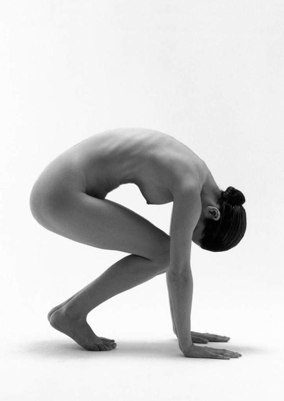 西方人,一个人,站,伸展双臂,竖图,黑白,室内,白天,白色背景,侧面,欧洲,欧洲人,仅一个年轻女性,仅一个女性,仅一个人,撑,裸露,站着,摄影,影棚,赤裸,姿态,撑着,裸,年轻女性,女人,女性,白种人,敞开双臂,伸开双臂,展开双肩,站立,张开手臂,张开双臂,全身,影棚拍摄,拍摄