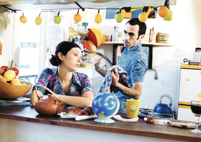 点心,面包,西方人,两个人,夫妻,站,坐,横图,室内,白天,正面,爱情,下午茶,厨房,桌面,桌子,杯子,欧洲,欧洲人,许多,悬挂,瓷器,电器,冰箱,饭厅,灯光,食品,咖啡杯,陶瓷制品,浪漫,吊灯,灯,食物,灯具,站着,恩爱,恋人,家用电器,照明设备,瓷杯,男人,男性,年轻男性,年轻女性,女人,女性,白种人,情侣,站立,坐着,半身,彩图,灶间,伴侣,料理台