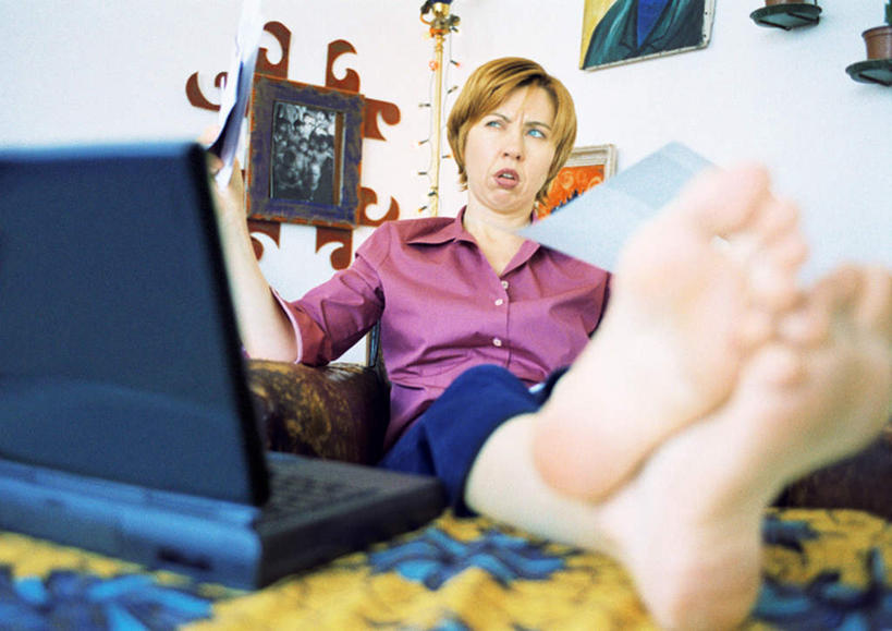 西方人,腿部,脚,脚趾,脚趾甲,腿,一个人,商务人士,商务女性,办公室,坐,横图,室内,白天,正面,衬衫,电脑,笔记本电脑,家具,桌子,欧洲,欧洲人,仅一个年轻女性,仅一个女性,仅一个人,套装,网络,办公桌,通讯设备,赤脚,压力,无线,郁闷,忧虑,通信设备,商务装,无线网络,无线上网,便携式电脑,工薪阶层,办公家具,手提电脑,年轻女性,白种人,年轻人,脚指甲,白领,上班族,坐着,彩图,全身,衬衣