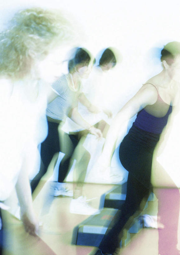 西方人,四个人,伙伴,朋友,健身房,站,伸展双臂,竖图,室内,白天,侧面,锻炼,友谊,运动,欧洲,欧洲人,朦胧,模糊,站着,器械,健身器械,踏板,体育,友情,男人,男性,年轻男性,年轻女性,女人,女性,白种人,敞开双臂,伸开双臂,展开双肩,站立,张开手臂,张开双臂,彩图,全身,健身,健身馆