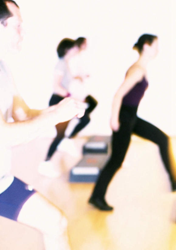 西方人,四个人,伙伴,朋友,健身房,站,伸展双臂,竖图,室内,白天,侧面,锻炼,友谊,运动,欧洲,欧洲人,朦胧,模糊,站着,器械,健身器械,踏板,体育,友情,男人,男性,年轻男性,年轻女性,女人,女性,白种人,敞开双臂,伸开双臂,展开双肩,站立,张开手臂,张开双臂,彩图,全身,健身,健身馆