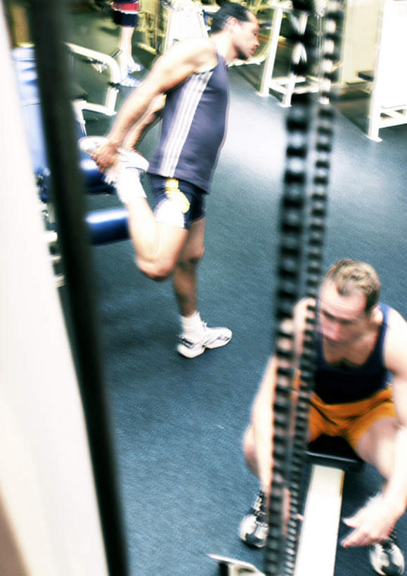 西方人,两个人,伙伴,朋友,健身房,站,坐,摸,竖图,俯视,室内,白天,锻炼,友谊,运动,欧洲,欧洲人,抚摸,抬腿,站着,器械,健身器械,体育,友情,男人,男性,年轻男性,白种人,触摸,接触,站立,坐着,半身,彩图,高角度拍摄,健身,健身馆