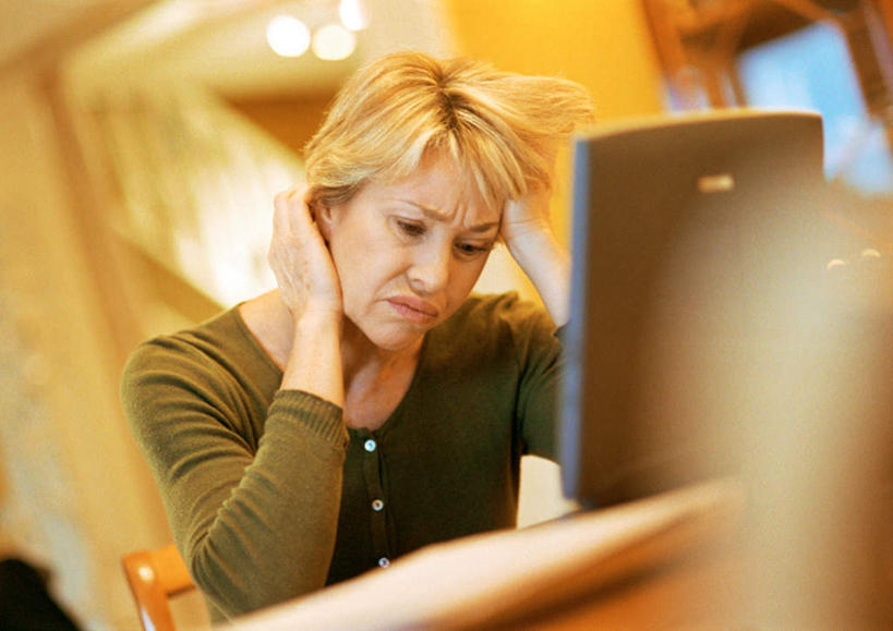 西方人,中年人,一个人,商务人士,商务女性,办公室,坐,摸,横图,室内,白天,正面,衬衫,电脑,笔记本电脑,欧洲,欧洲人,仅一个女性,仅一个人,抚摸,套装,朦胧,模糊,网络,灯光,通讯设备,吊灯,灯,灯具,仅一个中年女性,焦虑,无线,郁闷,照明设备,忧虑,通信设备,商务装,无线网络,无线上网,便携式电脑,工薪阶层,手提电脑,中年女性,白种人,白领,上班族,触摸,接触,坐着,半身,彩图,衬衣