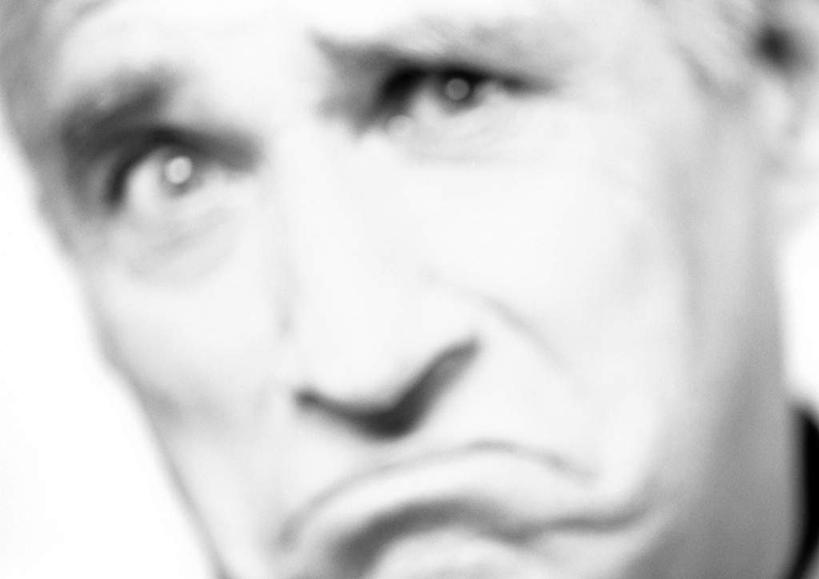 西方人,脸,头,脸颊,一个人,站,横图,黑白,室内,特写,白天,白色背景,正面,欧洲,欧洲人,仅一个男性,仅一个人,生气,朦胧,模糊,站着,仅一个老年男性,鬼脸,忧伤,摄影,影棚,老年男性,男人,男性,白种人,头部,脸部,脸蛋,面部,站立,半身,影棚拍摄,拍摄