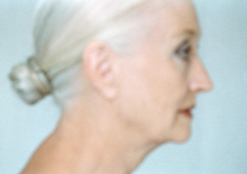 西方人,脸,头,脸颊,头发,一个人,站,笑,微笑,横图,室内,特写,白天,侧面,欧洲,欧洲人,仅一个女性,仅一个人,蓝色背景,白色,站着,摄影,仅一个老年女性,影棚,盘发,老年女性,女人,女性,白种人,头部,脸部,脸蛋,面部,站立,半身,彩图,影棚拍摄,拍摄