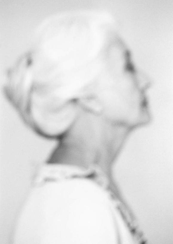 西方人,一个人,站,笑,微笑,竖图,室内,白天,白色背景,侧面,欧洲,欧洲人,仅一个女性,仅一个人,朦胧,模糊,站着,摄影,仅一个老年女性,影棚,盘发,老年女性,女人,女性,白种人,站立,半身,彩图,影棚拍摄,拍摄