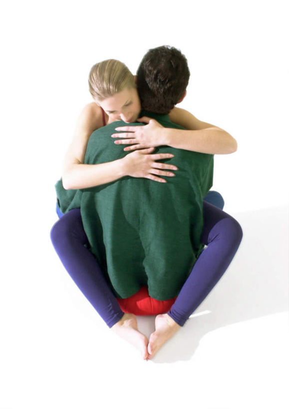 西方人,背部,两个人,伙伴,朋友,坐,抱,竖图,室内,白天,白色背景,正面,友谊,欧洲,欧洲人,朦胧,模糊,恋人,摄影,影棚,抱着,搂着,友情,男人,男性,年轻男性,年轻女性,女人,女性,白种人,情侣,搂,搂抱,坐着,半身,彩图,影棚拍摄,拍摄