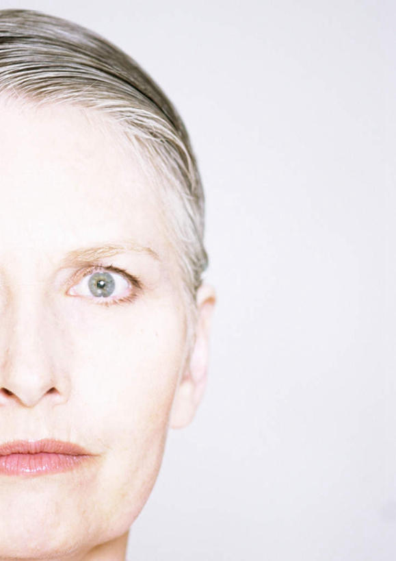 西方人,脸,头,眼睛,鼻子,嘴,脸颊,眉毛,睫毛,一个人,站,竖图,室内,特写,白天,白色背景,正面,欧洲,欧洲人,瞳孔,仅一个女性,仅一个人,注视,观察,看,站着,眼部,摄影,仅一个老年女性,影棚,观看,惊恐,察看,关注,老年女性,女人,女性,白种人,头部,鼻,鼻孔,睫,口,口腔,脸部,脸蛋,眉,面部,眼,眼睫毛,眼眉,嘴巴,嘴唇,站立,半身,彩图,影棚拍摄,拍摄,眼眉毛