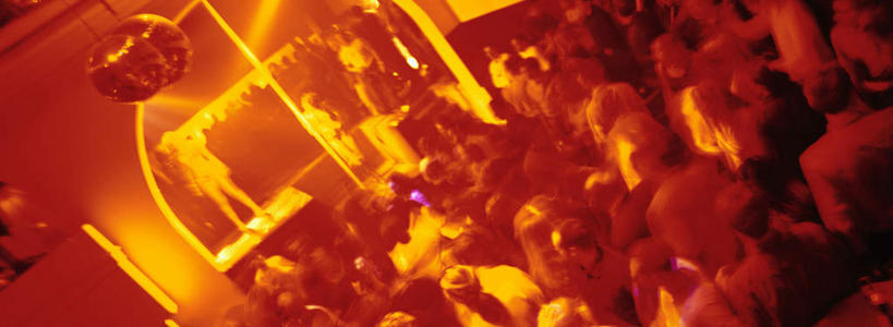 西方人,伙伴,朋友,歌唱家,舞台,酒吧,站,横图,俯视,室内,夜晚,度假,友谊,欧洲,欧洲人,阴影,朦胧,模糊,光线,影子,灯光,许多人,娱乐,吊灯,灯,灯具,站着,一群人,享受,休闲,放松,唱歌,照明设备,演唱,友情,男人,男性,年轻男性,年轻女性,女人,女性,白种人,歌手,表演台,站立,半身,彩图,高角度拍摄,酒吧间,酒馆