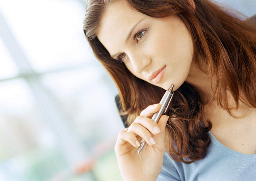 西方人,脸,头,脸颊,一个人,商务人士,商务女性,坐,横图,室内,特写,白天,正面,窗户,欧洲,欧洲人,仅一个女性,仅一个人,套装,朦胧,模糊,笔,拿,拿着,注视,肩膀,玻璃窗,看,仅一个中年女性,思考,思索,关注,商务装,工薪阶层,女人,女性,中年女性,白种人,头部,脸部,脸蛋,面部,白领,上班族,坐着,半身,彩图