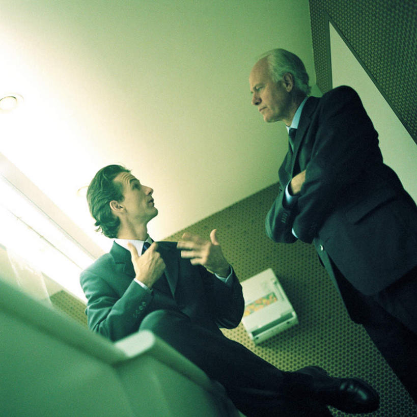 西方人,两个人,商务人士,商务男性,站,坐,方图,室内,白天,仰视,衬衫,卫生间,洗手间,欧洲,欧洲人,阴影,套装,朦胧,模糊,光线,水槽,影子,灯光,顶灯,相视,灯,灯具,站着,面对面,对视,照明设备,相对,商务装,工薪阶层,相看,老年男性,男人,男性,年轻男性,白种人,白领,上班族,厕所,站立,坐着,半身,彩图,低角度拍摄,衬衣