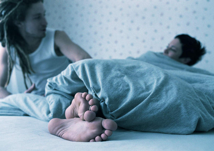 西方人,腿部,脚,脚趾,脚趾甲,腿,两个人,坐,横图,室内,白天,正面,爱情,壁纸,床,卧室,欧洲,欧洲人,朦胧,模糊,墙,双人床,床单,浪漫,注视,被子,墙壁,墙面,看,思考,温暖,温馨,赤脚,恩爱,考虑,恋人,和睦,被单,关注,男人,男性,年轻男性,年轻女性,女人,女性,白种人,脚指甲,情侣,墙纸,抬头,仰头,坐着,半身,彩图,睡房,卧房,伴侣,融洽