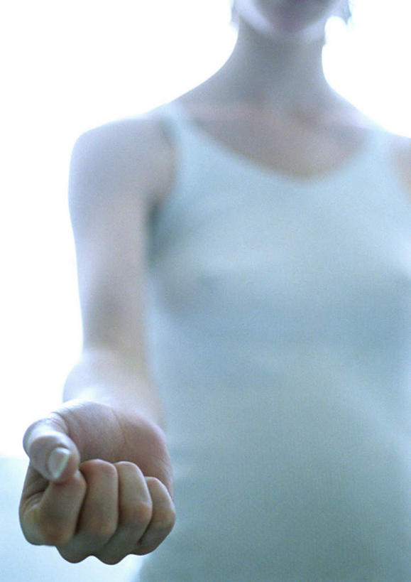 西方人,手,拳,一个人,站,竖图,室内,特写,白天,白色背景,正面,欧洲,欧洲人,仅一个年轻女性,仅一个女性,仅一个人,朦胧,模糊,休闲装,站着,休闲,手部,休闲服,摄影,影棚,年轻女性,女人,女性,白种人,拳头,站立,半身,彩图,影棚拍摄,拍摄