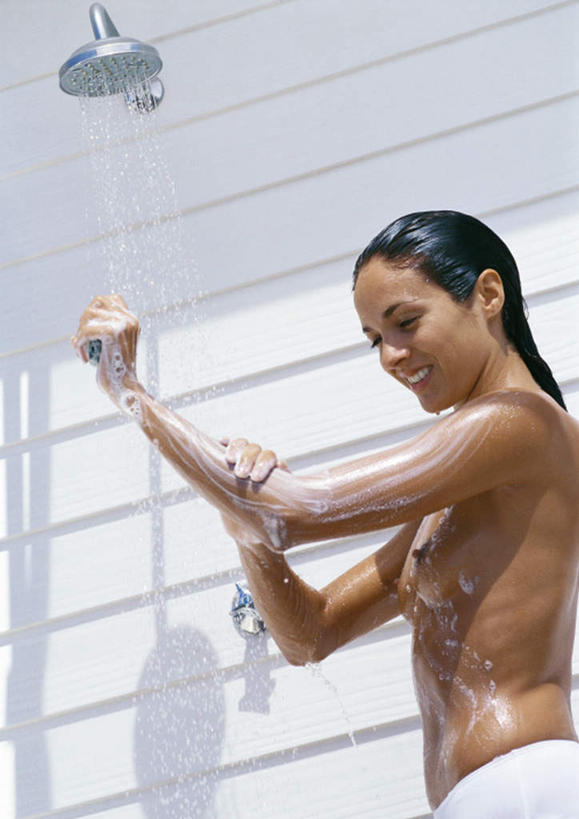 西方人,一个人,站,笑,微笑,露齿笑,竖图,室外,白天,仰视,洗澡,冲洗,欧洲,欧洲人,仅一个年轻女性,仅一个女性,仅一个人,阴影,光线,影子,墙,拿,拿着,注视,裸露,墙壁,墙面,阳光,肥皂,观察,看,站着,观看,察看,关注,裸,年轻女性,女人,女性,白种人,站立,半身,彩图,低角度拍摄,沐浴