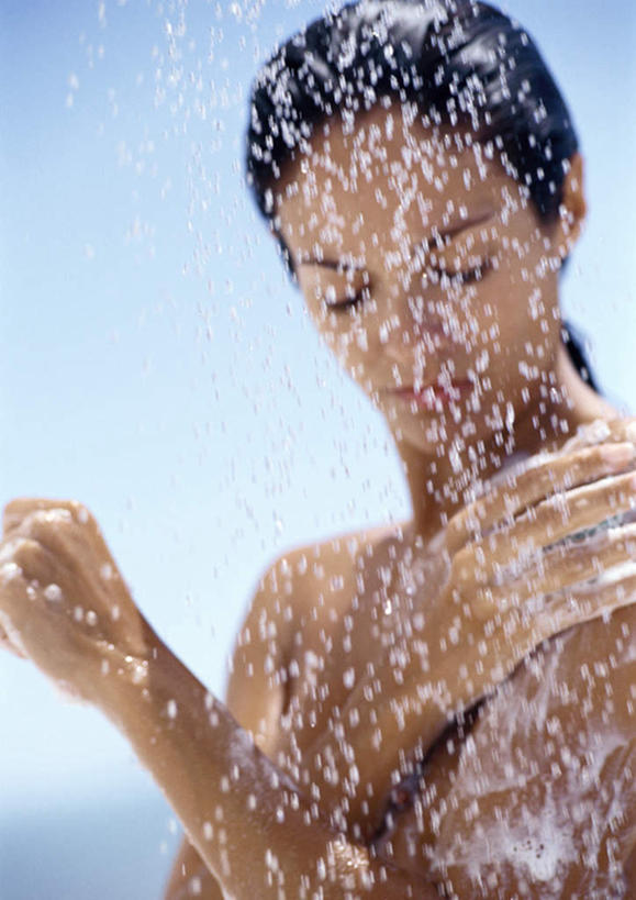 西方人,脸,头,脸颊,一个人,站,闭眼,竖图,室外,特写,白天,正面,洗澡,冲洗,欧洲,欧洲人,仅一个年轻女性,仅一个女性,仅一个人,飞溅,朦胧,模糊,溅,液体,肩膀,蓝色,蓝天,天空,天,站着,喷洒,年轻女性,女人,女性,白种人,头部,脸部,脸蛋,面部,闭眼睛,闭着眼,闭着眼睛,站立,半身,彩图,沐浴