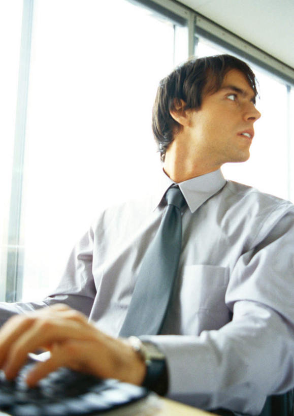 西方人,一个人,商务人士,商务男性,办公室,坐,竖图,室内,白天,仰视,衬衫,窗户,桌子,欧洲,欧洲人,仅一个男性,仅一个人,敲打,套装,朦胧,模糊,办公桌,领带,注视,输入,玻璃窗,仅一个年轻男性,打字,观察,看,思考,考虑,观看,点击,敲击,察看,关注,商务装,工薪阶层,按键,年轻男性,白种人,年轻人,白领,上班族,抬头,仰头,坐着,半身,彩图,低角度拍摄,衬衣