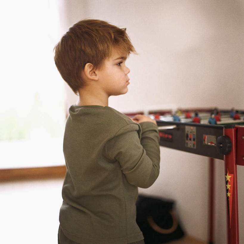 西方人,儿童,一个人,站,方图,室内,白天,侧面,游戏,纯洁,欧洲,欧洲人,仅一个男性,仅一个人,服装,朦胧,模糊,玩,注视,休闲装,娱乐,小孩,衣服,观察,看,站着,仅一个小孩,休闲,休闲服,可爱,童年,童趣,服饰,观看,活动,察看,发泄,关注,消遣,智力,童真,烂漫,无邪,桌上足球,宣泄,天真,男孩,男人,男性,白种人,孩子,玩耍,嬉戏,站立,半身,彩图,男生