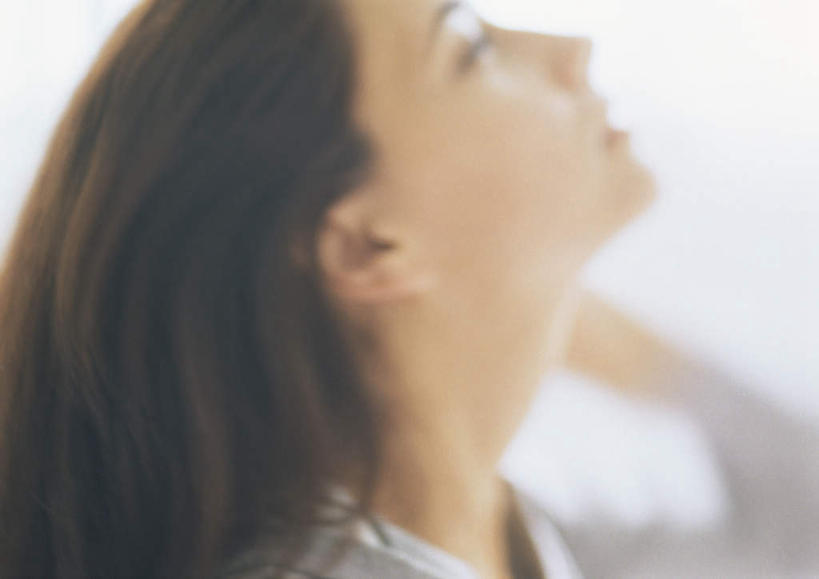 西方人,一个人,站,横图,室内,特写,白天,侧面,欧洲,欧洲人,仅一个年轻女性,仅一个女性,仅一个人,服装,朦胧,模糊,注视,休闲装,衣服,观察,看,站着,休闲,思考,休闲服,考虑,服饰,观看,察看,关注,年轻女性,女人,女性,白种人,抬头,仰头,站立,半身,彩图