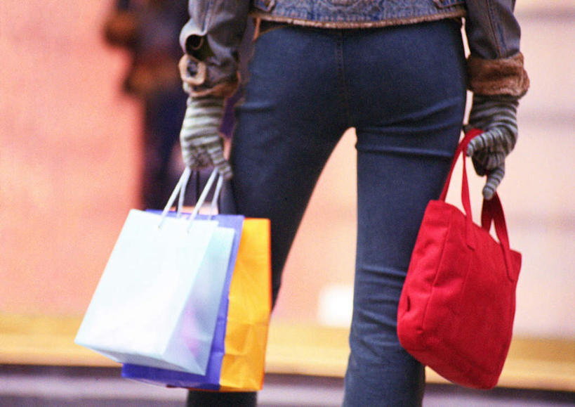 西方人,一个人,站,横图,室外,特写,白天,购物,度假,消费,袋子,欧洲,欧洲人,仅一个年轻女性,仅一个女性,仅一个人,握,朦胧,模糊,包装袋,手提袋,购物袋,拿,拿着,注视,娱乐,背面,观察,看,站着,享受,休闲,放松,握着,金融,观看,察看,购买,关注,贸易,年轻女性,女人,女性,白种人,站立,半身,彩图,逛街