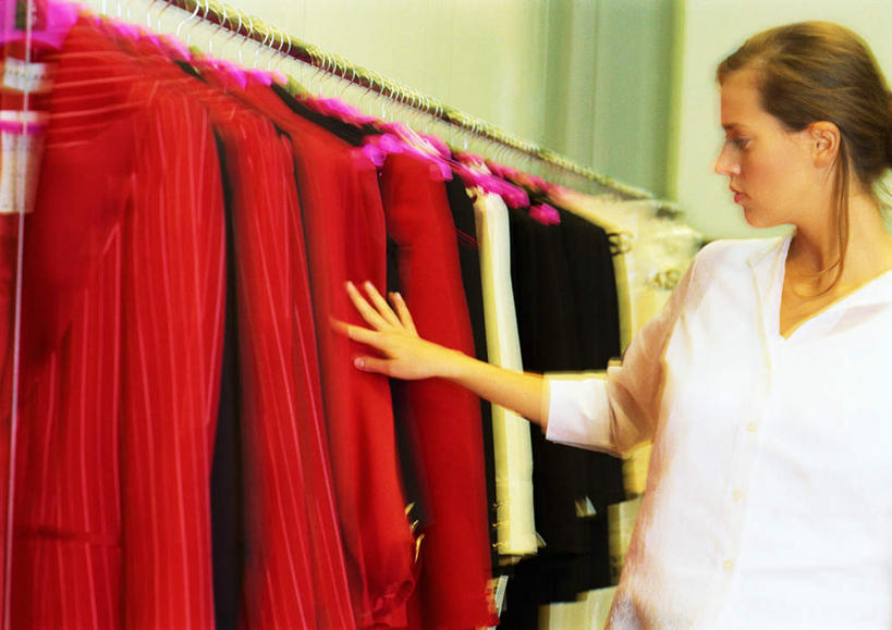 西方人,手,一个人,商店,站,横图,室内,白天,正面,购物,度假,欧洲,欧洲人,仅一个年轻女性,仅一个女性,仅一个人,一排,许多,服装,朦胧,模糊,整齐,拿,拿着,注视,娱乐,外套,排列,衣服,观察,看,站着,享受,休闲,同学,手部,放松,金融,百货,服饰,观看,察看,挑选,队列,关注,贸易,百货公司,年轻女性,女人,女性,白种人,站立,半身,彩图,逛街,购物商场,购物中心