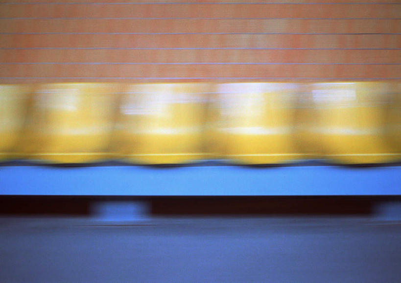 无人,横图,室外,白天,正面,椅子,五个,一排,朦胧,模糊,整齐,长椅,墙,地面,墙壁,墙面,排列,黄色,队列,排椅,彩图