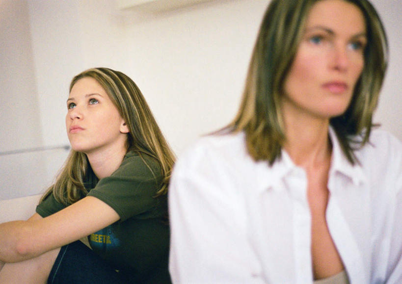 西方人,儿童,两个人,家庭,母亲,女儿,坐,横图,室内,白天,正面,纯洁,欧洲,欧洲人,服装,朦胧,模糊,注视,休闲装,小孩,衣服,看,休闲,思考,温暖,温馨,母女,一家人,休闲服,考虑,可爱,母爱,童年,童趣,服饰,和睦,关注,童真,烂漫,无邪,天真,年轻女性,女孩,女人,女性,白种人,孩子,年轻人,抬头,仰头,坐着,半身,彩图,融洽,女生