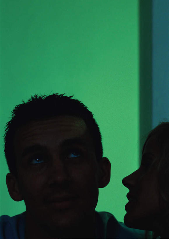 西方人,两个人,笑,微笑,露齿笑,竖图,室内,特写,白天,爱情,欧洲,欧洲人,阴影,影子,浪漫,注视,背面,看,思考,温暖,温馨,恩爱,考虑,恋人,和睦,关注,男人,男性,年轻男性,年轻女性,女人,女性,白种人,情侣,抬头,仰头,半身,彩图,伴侣,融洽