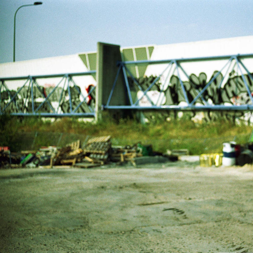 无人,方图,室外,白天,正面,度假,美景,植物,城市风光,城市,一堆,堆叠,堆积,环保,枯萎,艺术,墙,景观,枯草,垃圾,娱乐,架子,墙壁,墙面,草,黄色,蓝色,蓝天,天空,天,享受,休闲,铁架,景色,放松,能源,堆,回收,资源,嘻哈,钢架,利用,低碳,循环,持续,彩图,涂鸦