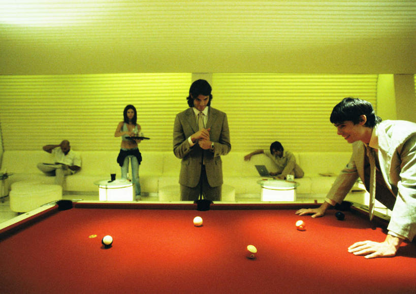 西方人,伙伴,朋友,商务人士,商务男性,商务女性,站,坐,横图,室内,白天,正面,衬衫,友谊,电脑,笔记本电脑,台球,照明,欧洲,欧洲人,黄色背景,套装,朦胧,模糊,网络,墙,灯光,许多人,注视,通讯设备,顶灯,墙壁,墙面,灯,灯具,观察,看,站着,一群人,观看,照亮,察看,台球桌,无线,照明设备,关注,通信设备,商务装,无线网络,无线上网,便携式电脑,工薪阶层,友情,桌球,手提电脑,男人,男性,年轻男性,年轻女性,女人,女性,白种人,白领,上班族,站立,坐着,半身,彩图,衬衣