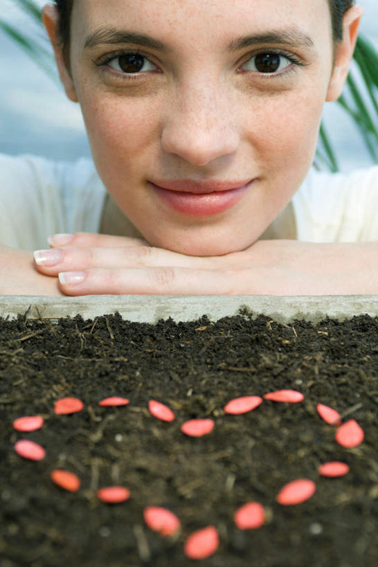 西方人,脸,头,脸颊,一个人,笑,微笑,竖图,室外,特写,白天,正面,爱情,植物,欧洲,欧洲人,仅一个年轻女性,仅一个女性,仅一个人,爱心,土,土壤,种子,浪漫,树,树木,绿色,自然,看,温暖,温馨,心形,恩爱,生长,成长,和睦,看着,年轻女性,女人,女性,白种人,心型,头部,脸部,脸蛋,面部,半身,彩图,融洽