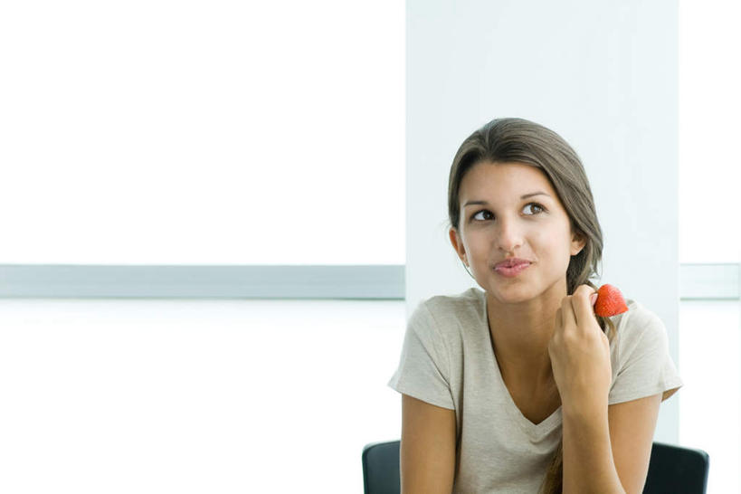 西方人,一个人,坐,笑,微笑,横图,室内,白天,正面,窗帘,草莓,欧洲,欧洲人,仅一个年轻女性,仅一个女性,仅一个人,进食,握,服装,注视,休闲装,衣服,观察,看,休闲,休闲服,握着,服饰,观看,察看,关注,年轻女性,女人,女性,白种人,坐着,半身,彩图