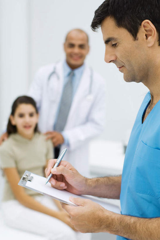 西方人,儿童,三个人,医生,病人,医院,站,躺,摸,竖图,室内,白天,正面,工作服,制服,欧洲,欧洲人,抚摸,握,写,床单,拿,拿着,注视,被子,小孩,病床,观察,看,站着,医护人员,医疗人员,握着,单人床,观看,写字板,察看,被单,关注,医疗机构,工作制服,卧着,老年男性,男人,男性,女孩,女人,女性,中年男性,白种人,孩子,大夫,患者,就医者,触摸,接触,躺着,卧,站立,半身,彩图,工作套服,病院,诊所,女生