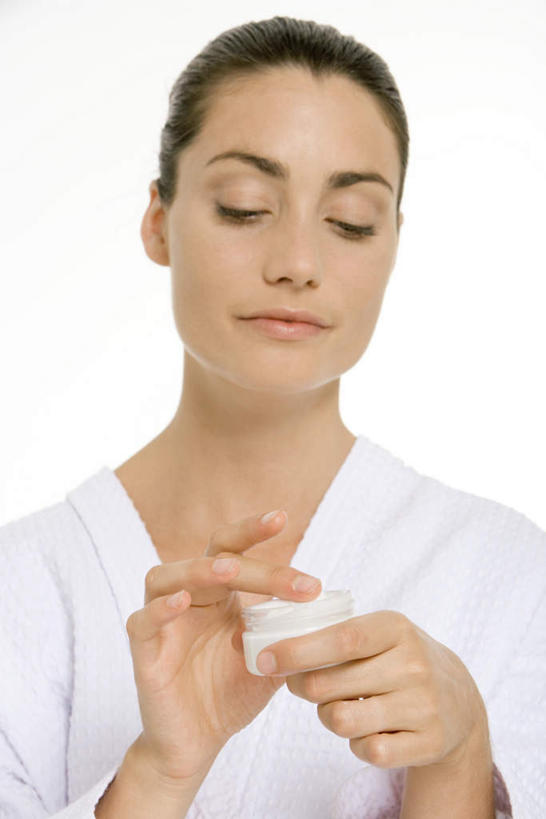 西方人,一个人,闭眼,笑,微笑,露齿笑,竖图,室内,特写,白天,正面,浴袍,化妆,美容,欧洲,欧洲人,仅一个年轻女性,仅一个女性,仅一个人,护肤,润肤露,白色,化妆品,保养,享受,休闲,放松,养颜,年轻女性,女人,女性,白种人,闭眼睛,闭着眼,闭着眼睛,半身,彩图,汤帷子,浴衣