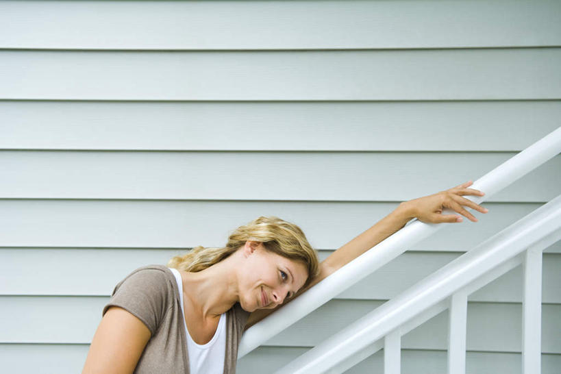 西方人,一个人,栏杆,站,笑,微笑,露齿笑,横图,室外,白天,正面,楼梯,欧洲,欧洲人,仅一个女性,仅一个人,扶手,阶梯,注视,护栏,台阶,扶,观察,看,靠,靠着,站着,仅一个中年女性,观看,察看,关注,女人,女性,中年女性,白种人,站立,半身,彩图