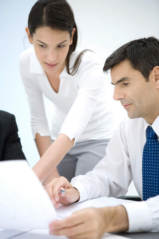 西方人,三个人,同事,商务人士,商务男性,商务女性,办公室,站,说,竖图,室内,白天,正面,衬衫,成功,合作,团队,集体,信心,家具,桌子,欧洲,欧洲人,弯腰,握,指,套装,材料,档案,文件,办公桌,拿,拿着,注视,队伍,资料,观察,看,站着,握着,观看,察看,领导,成就,关注,文档,商务装,合伙,领袖,工薪阶层,办公家具,交流,男人,男性,女人,女性,中年男性,中年女性,白种人,白领,上班族,沟通,讲话,交谈,说话,谈话,站立,半身,彩图,衬衣